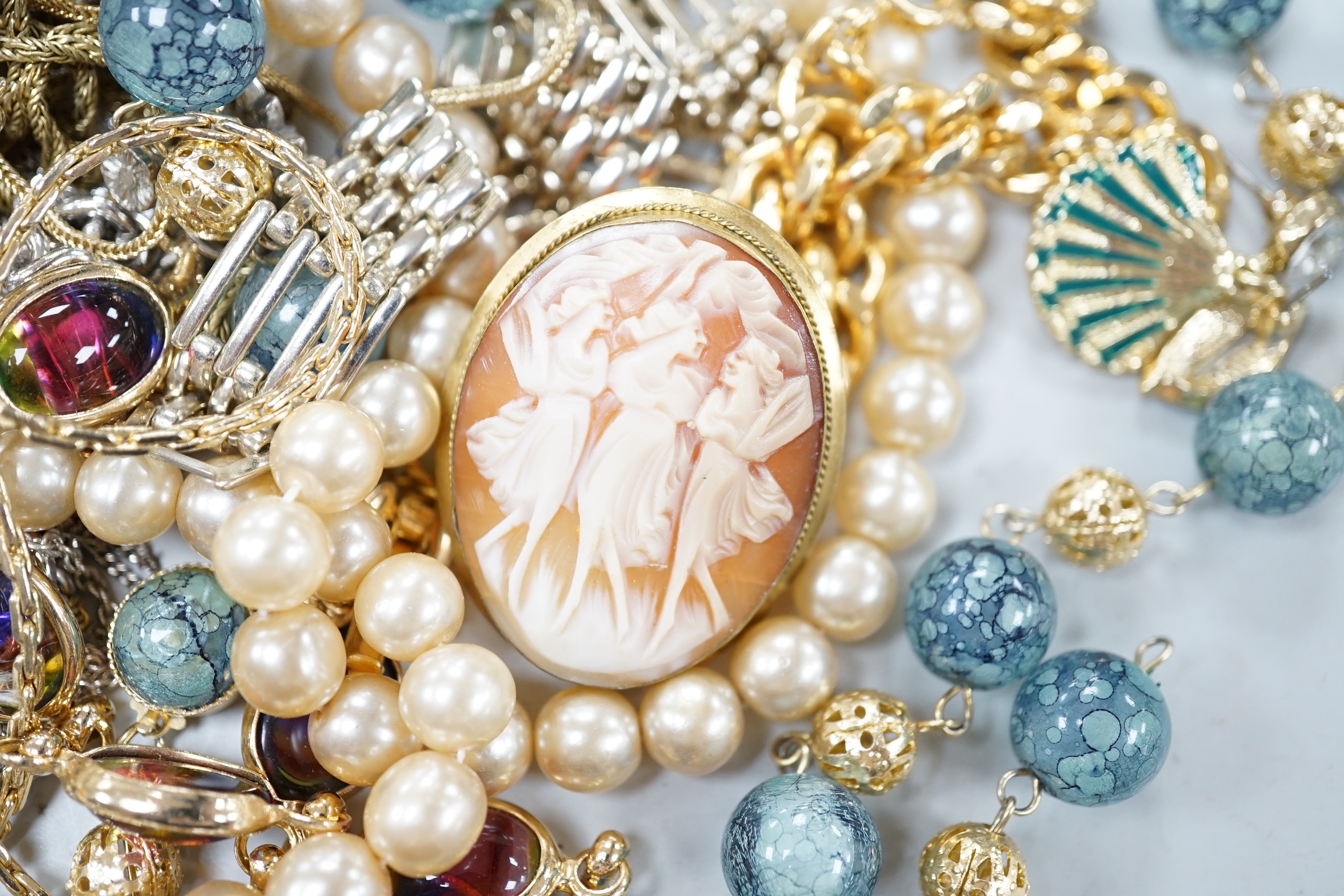 A quantity of assorted costume jewellery.